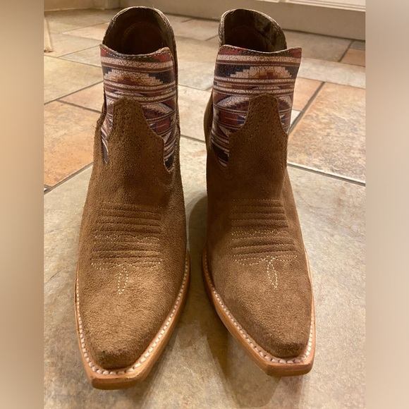 ARIAT HAZEL DIXON CHIMAYO TAN SUEDE WOMEN’S ANKLE BOOTS BOOTIES SNIP TOE SIZE 7B - Picture 4 of 7